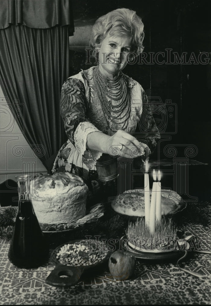 1983 Press Photo Paula Maydak Set a Table With Traditional Croatian Items-Historic Images
