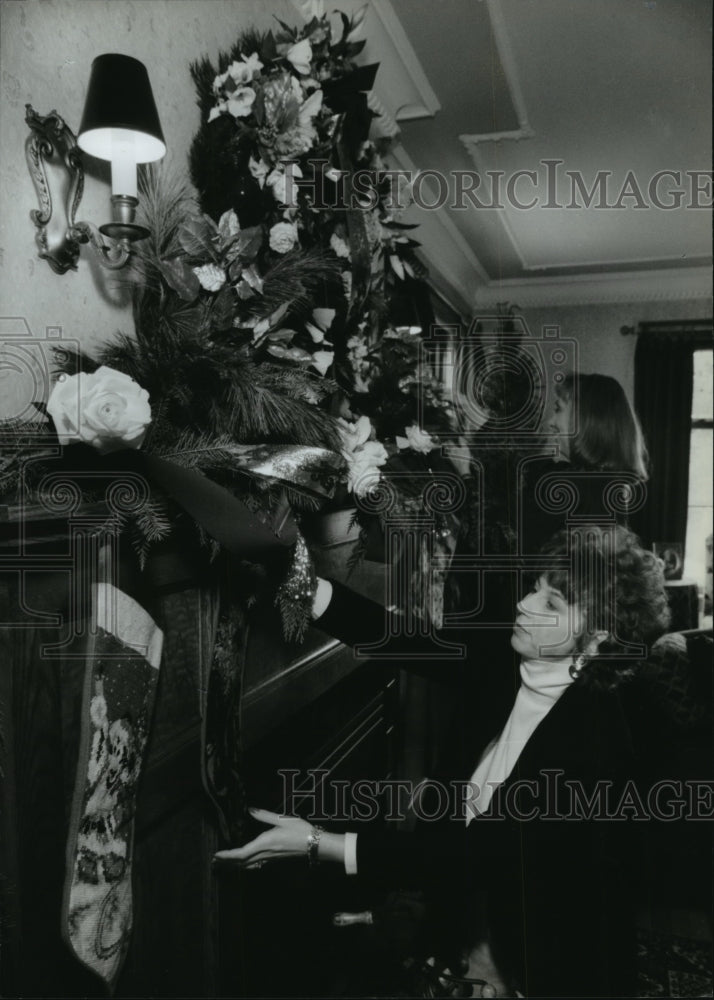 1934 Press Photo Jim Denton, Diana Journy help decorate fireplace for Christmas-Historic Images