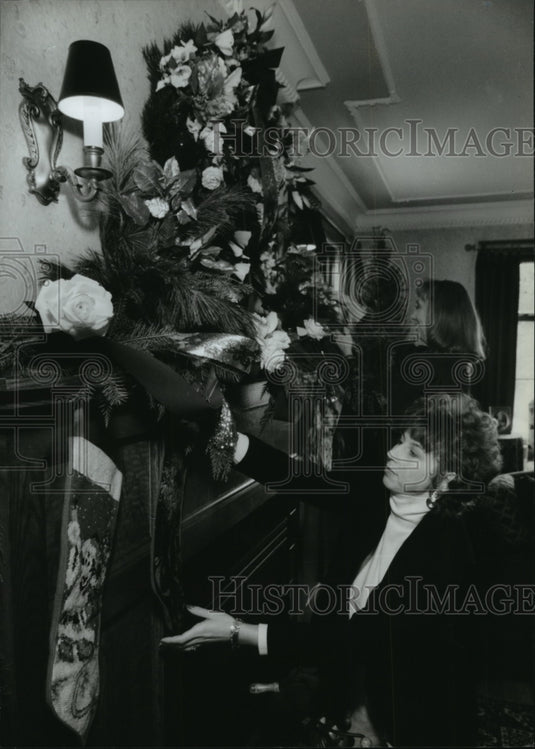 1934 Press Photo Jim Denton, Diana Journy help decorate fireplace for Christmas-Historic Images