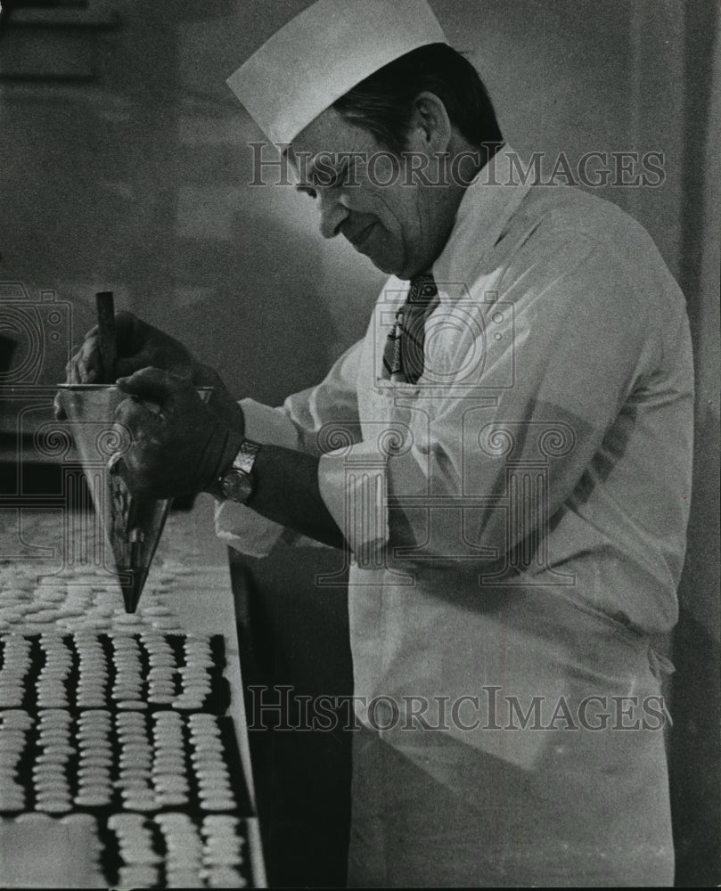 1977 Press Photo Candy mints were made by William Niemann - mja70381 - Historic Images