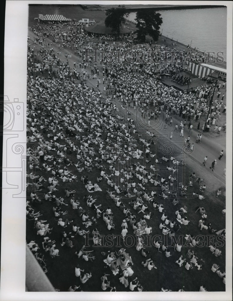 1966 Press Photo Hillside covered with music lovers for Lakefront Art Festival - Historic Images