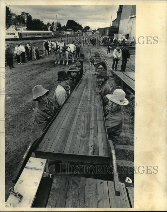 1973 Press Photo Men Placing a "Run" on Flatcar in Baraboo, Wisconsin - Historic Images