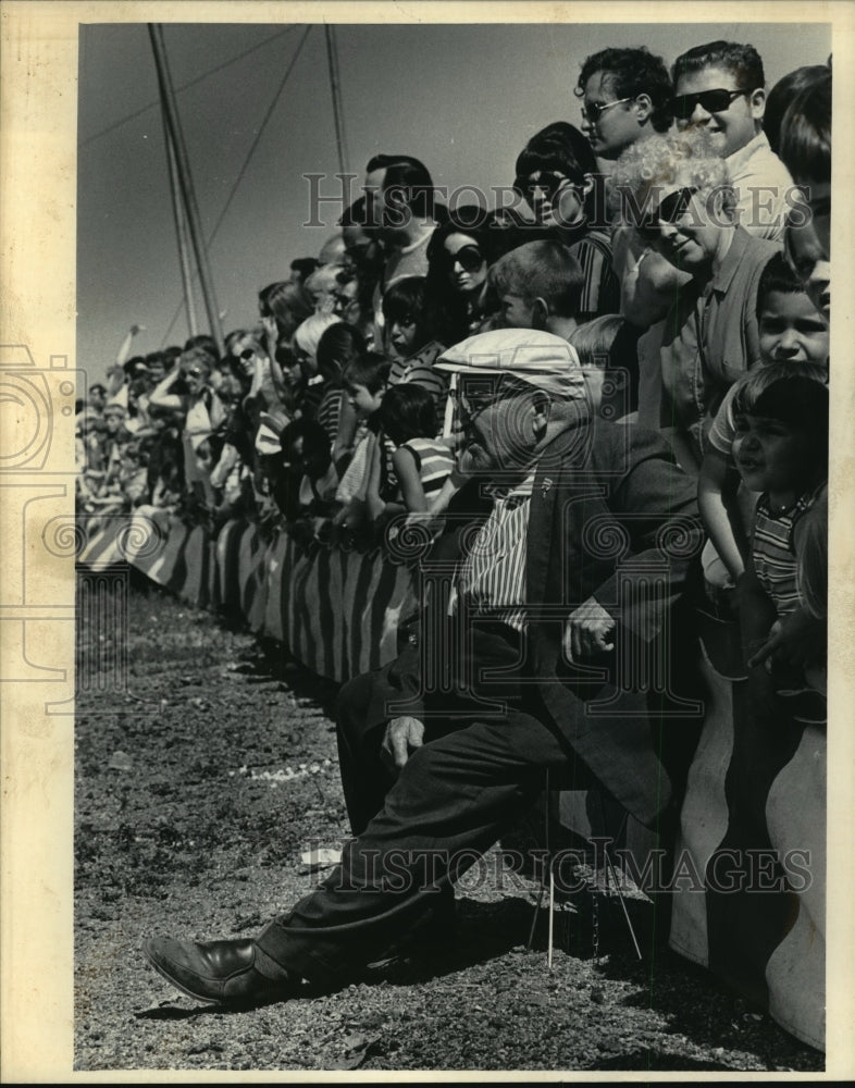 1973 Press Photo Oscar Runge Watching the Circus at Lakefront Grounds, Milwaukee - Historic Images