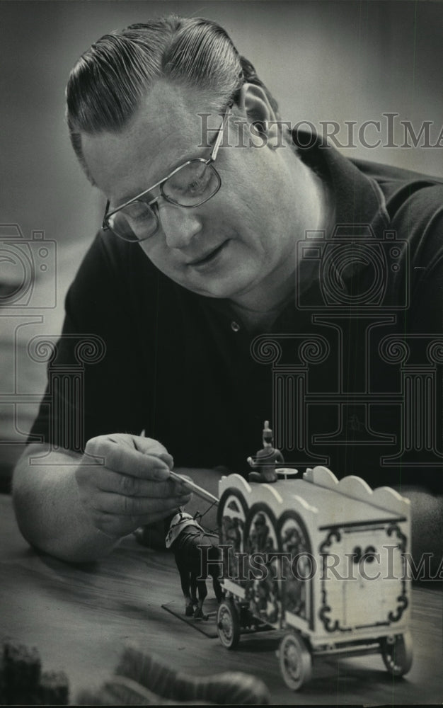 1983 Press Photo Charles Zehner Adds Details to Circus Wagon Model - mja70426-Historic Images