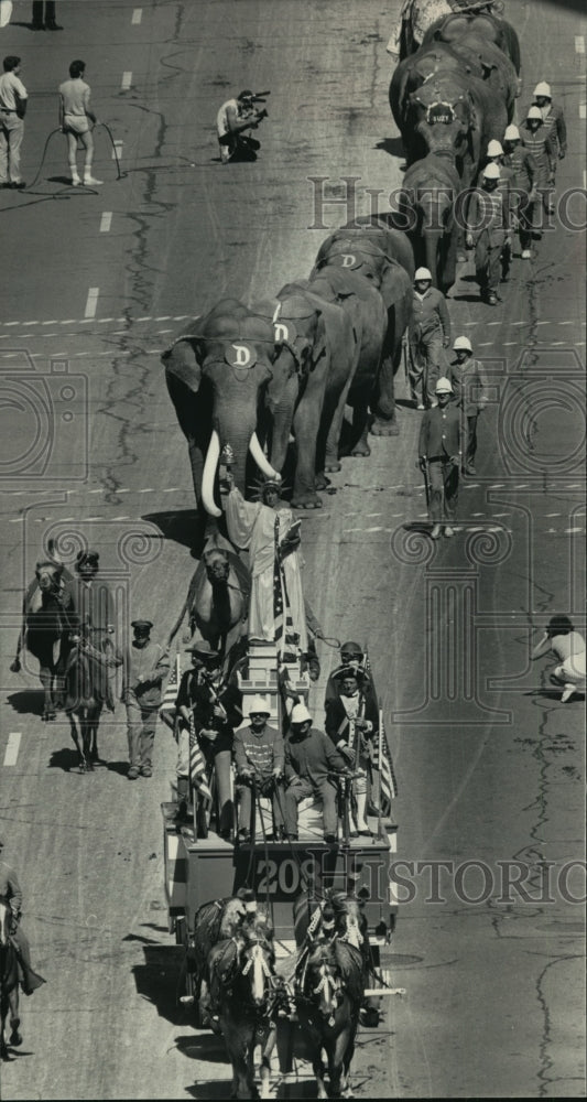 1987 Press Photo The 1989 Great Circus Parade Winds Down Milwaukee Avenue - Historic Images