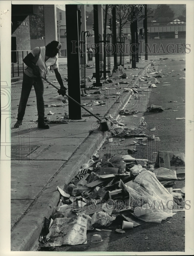 1985 Press Photo Tim Morris Cleans Litter after Milwaukee Circus Parade - Historic Images