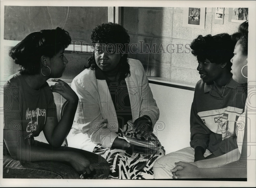 1988 Press Photo Reverend Trinette McCray at Calvary Baptist Church - mja70616-Historic Images