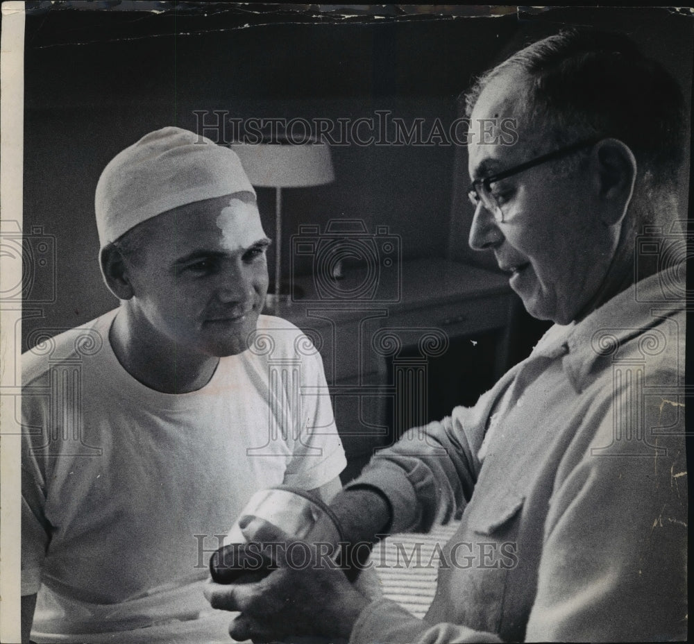 1966 Press Photo Two Circus Clowns Preparing for Show - Historic Images