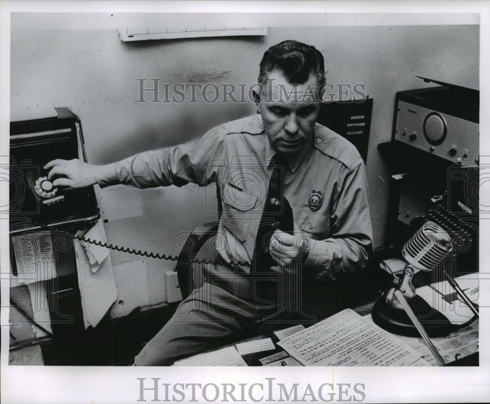 1963 Press Photo Under-sheriff Chester J. Prebish notifies county superintendent - Historic Images