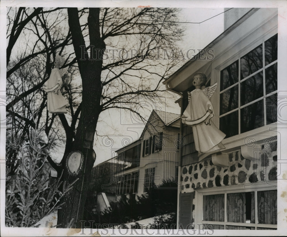 1955 Press Photo Flying Angel decorations at the rear of Nick Mollgaard home - Historic Images
