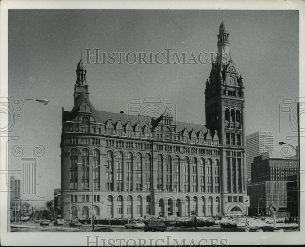 1975 Press Photo Exterior view of the Milwaukee City Hall - mja70909 - Historic Images