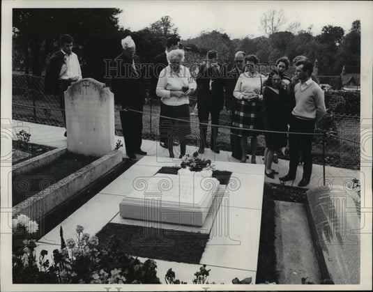 1965 Press Photo Tourists at Sir Winston Churchill's Grave in Bladen, England - Historic Images