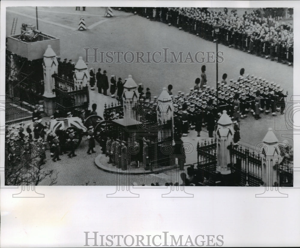 1965 Press Photo Royal Navy Sailors &amp; Winston Churchill&#39;s Coffin in Westminster-Historic Images