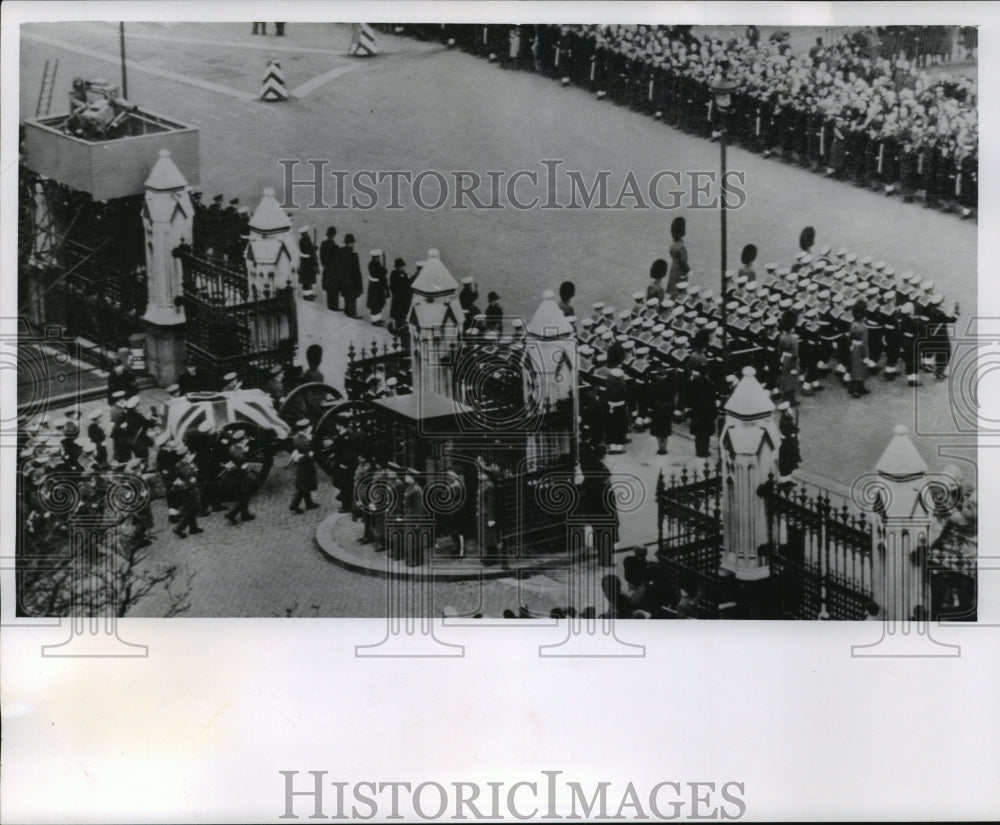 1965 Press Photo Royal Navy Sailors & Winston Churchill's Coffin in Westminster-Historic Images