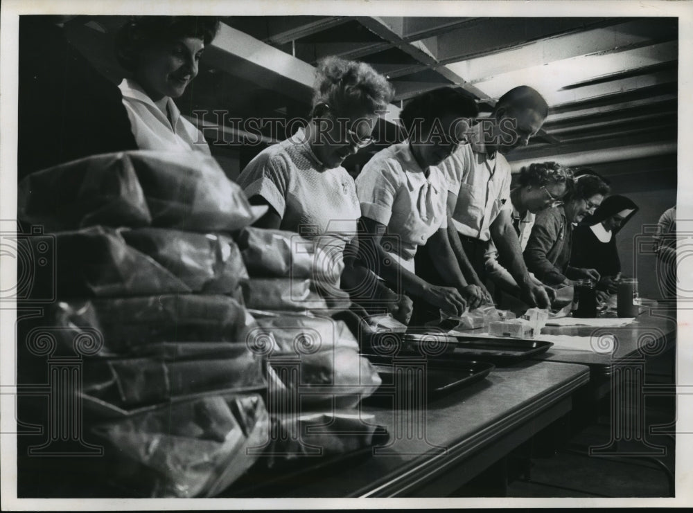 1961 Press Photo Mass feeding class at John Muir Junior High School, Milwaukee - Historic Images