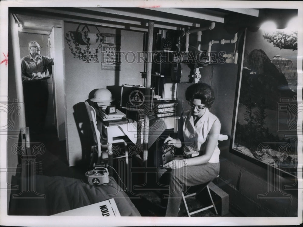 1962 Press Photo Mrs. Robert Weigend and father in basement shelter, Milwaukee - Historic Images