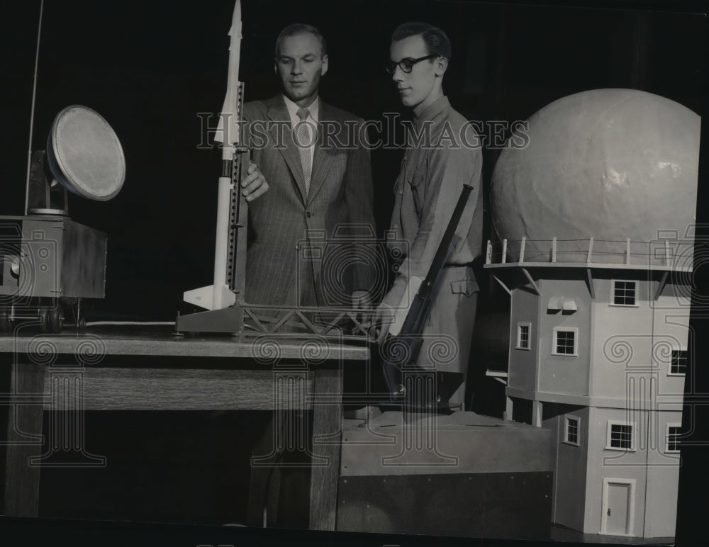 1954 Press Photo Gordon Oehler &amp; Russell Bartels Looking at Props in Milwaukee- Historic Images