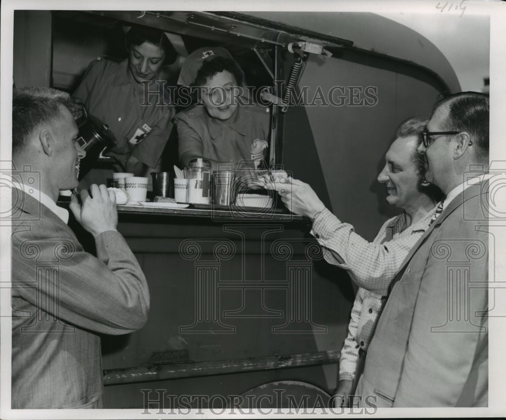 1952 Press Photo Red Cross Mobile Canteen Serving Workers During Defense Test-Historic Images