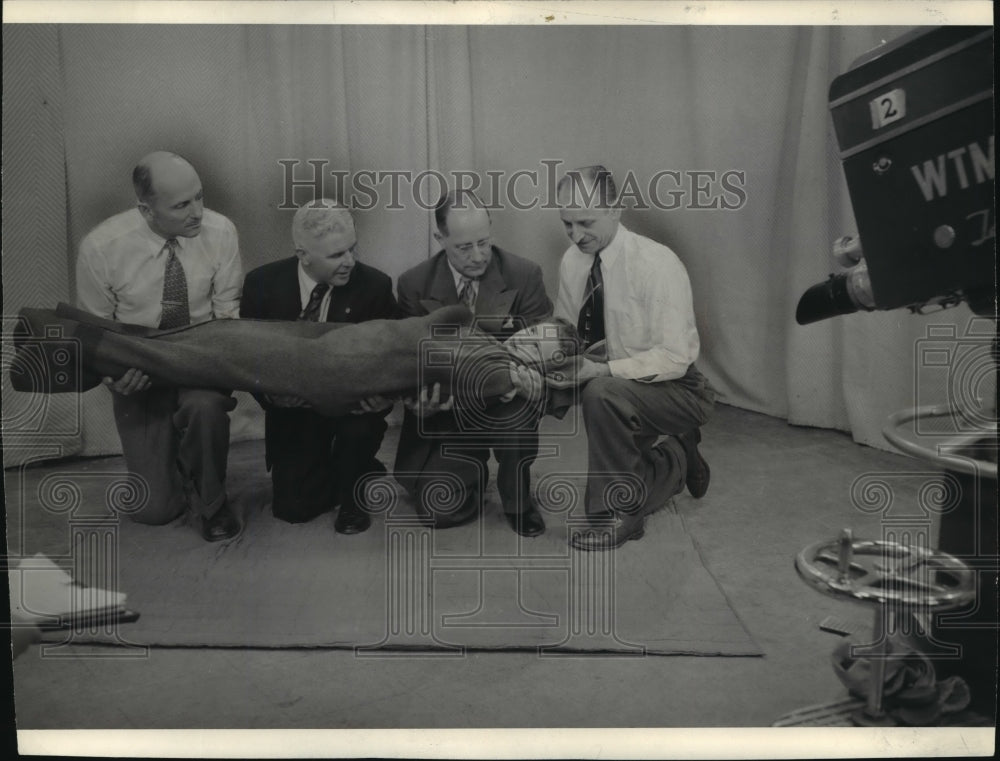 1951 Press Photo Televised Civil Defense Lesson by American Red Cross - Historic Images