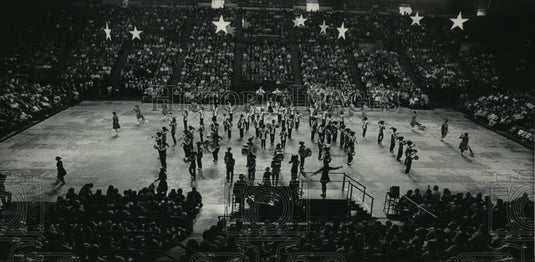 1985 Press Photo Milwaukee-Area Band Performs at Tree Lighting Ceremony-Historic Images