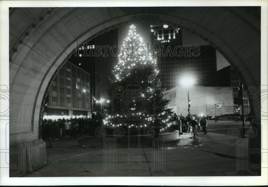 1993 Press Photo Milwaukee City Hall Christmas Tree Fails to Light Bottom Half - Historic Images