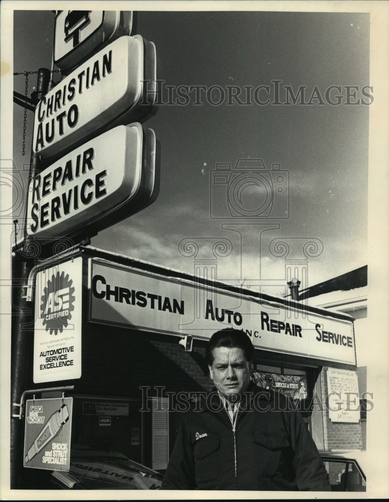 1988 Press Photo Dean Christensen&#39;s Car Repair Business - mja71317-Historic Images