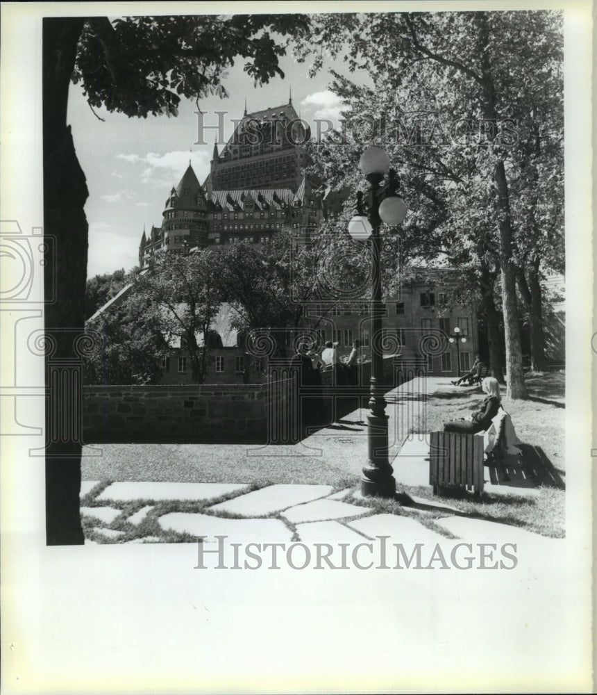1984 Press Photo Montmorency Park With Its Cannon Poking Over the Wall - Historic Images
