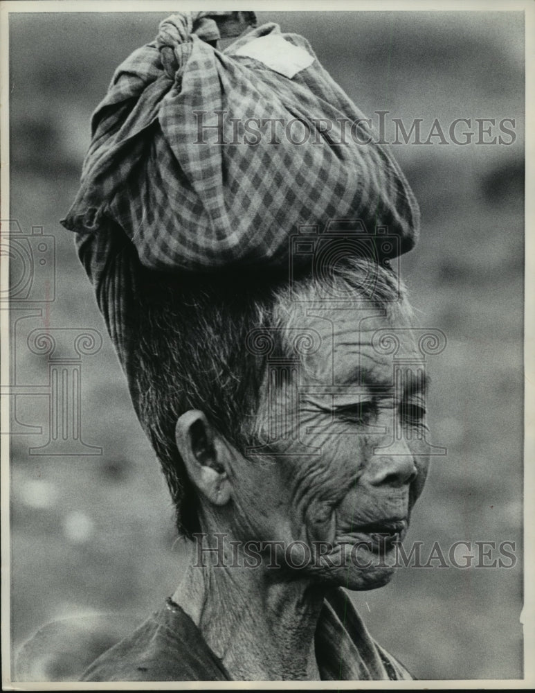 1971 Press Photo Cambodian Woman After Staying at South Vietnamese Installation - Historic Images