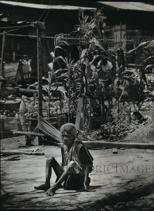 1980 Press Photo Disabled Elderly Man, Cambodia - mja71457 - Historic Images