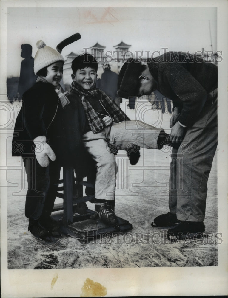 1962 Press Photo Chinese Boy About To Go Ice Skating At Peiping Rink - mja71506 - Historic Images