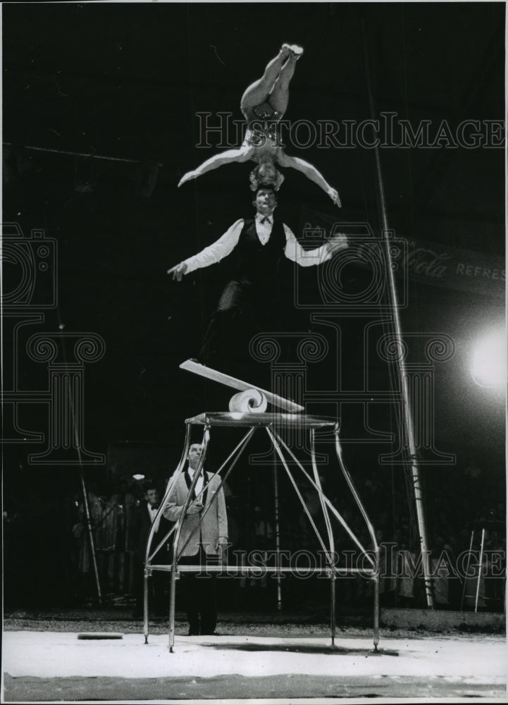 1962 Press Photo Circus Acrobats demonstrating the art of head to head balancing - Historic Images