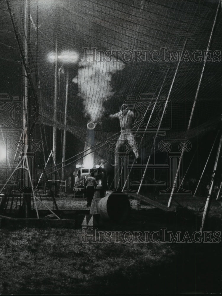 1958 Press Photo Acrobat, Great Zacchinli propelled from a cannon at the cirucs- Historic Images