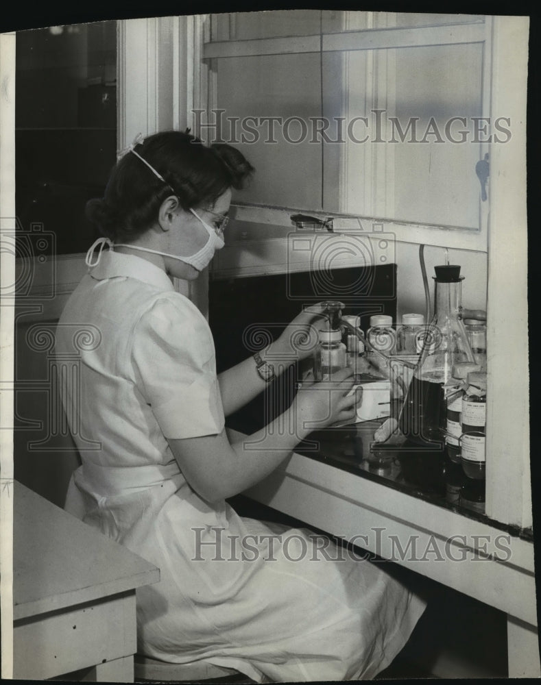 1941 Press Photo Geralden Miller, at Columbia Hospital, Mil., works on compounds - Historic Images