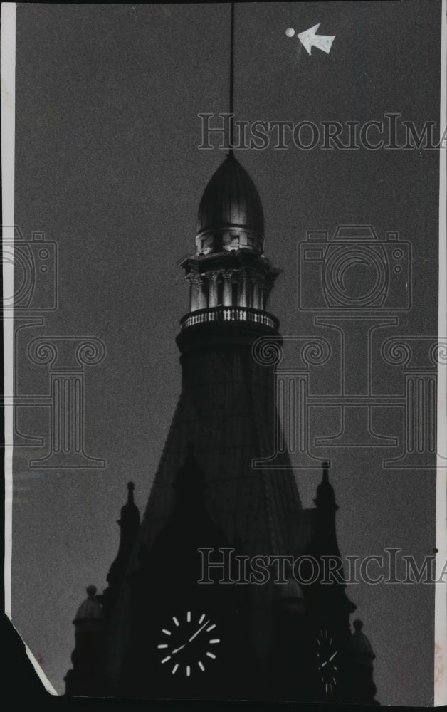 1957 Press Photo A Balloon Used for Research Floated by Milwaukee&#39;s City Hall - Historic Images