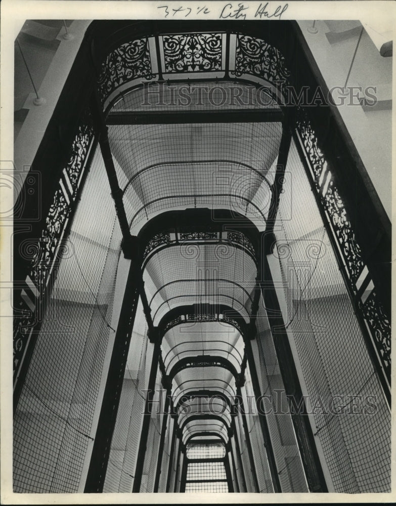 1987 Press Photo Chicken wire covers balcony openings in Milwaukee&#39;s city hall-Historic Images