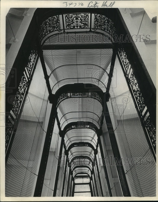 1987 Press Photo Chicken wire covers balcony openings in Milwaukee's city hall-Historic Images