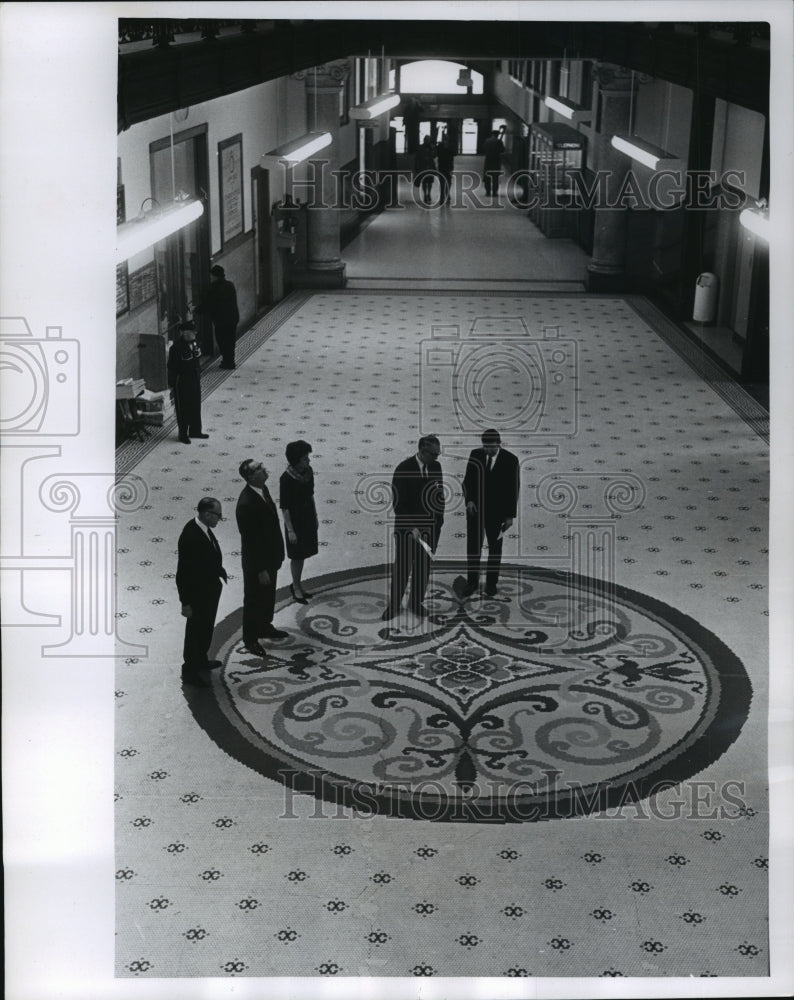 1966 Press Photo In city hall lobby Friday, Mayor Maier and Elmer Winter - Historic Images