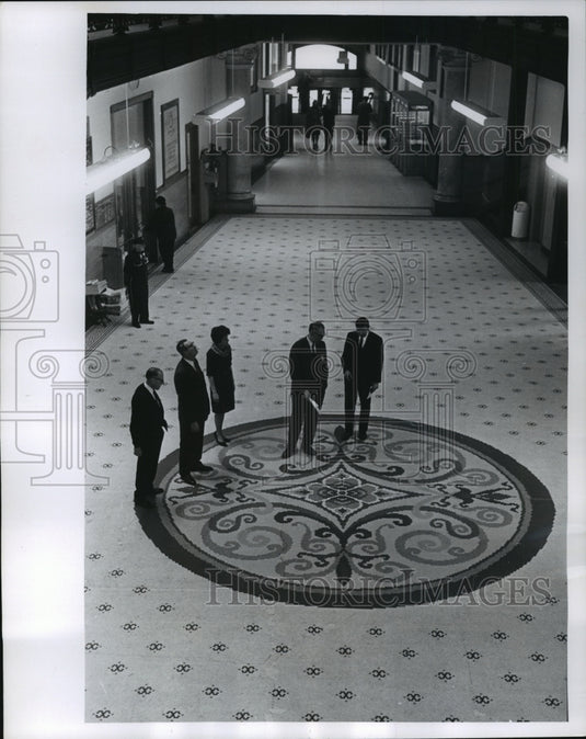 1966 Press Photo In city hall lobby Friday, Mayor Maier and Elmer Winter - Historic Images