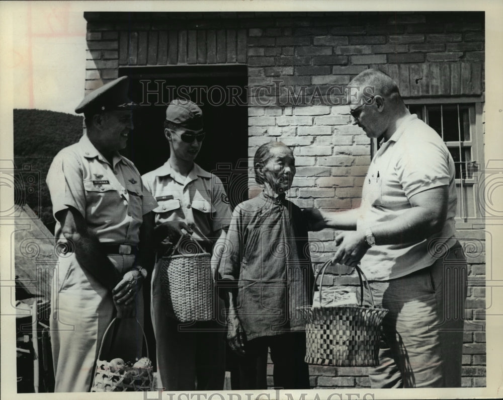 1965 Press Photo A. Fitzgerald, Robert Gee, James Petrie with Chinese Woman - Historic Images