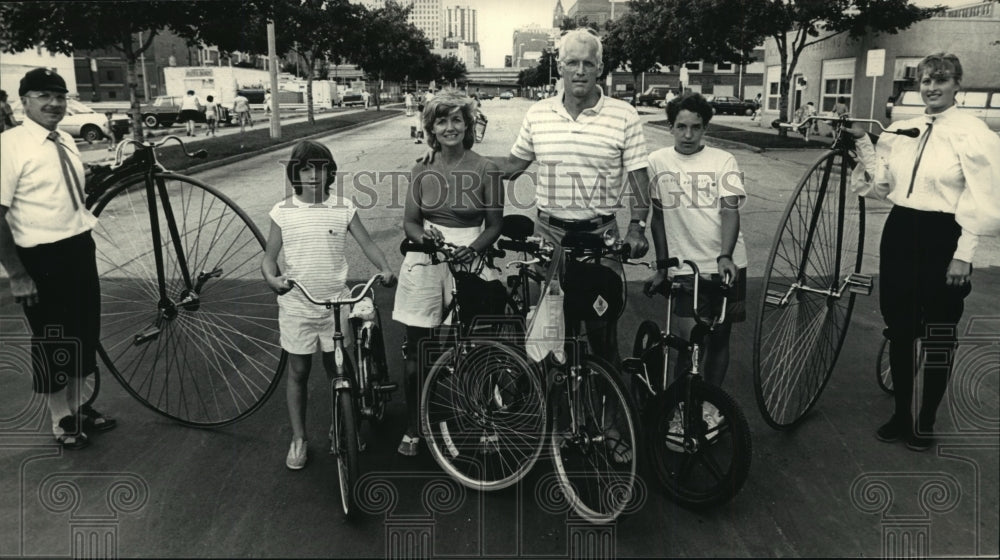 1986 Press Photo Family Poses with Milwaukee Great Circus Parade Cyclists-Historic Images