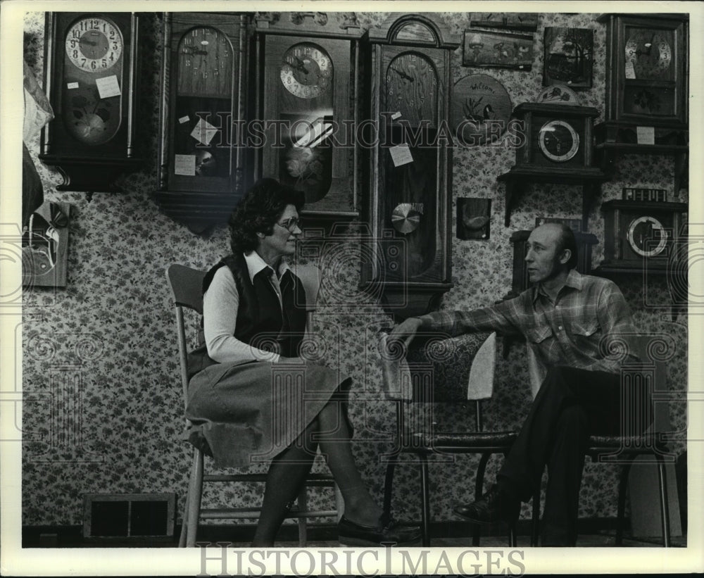 1984 Press Photo Bev and Paul Kramer Relaxed at Their Clock Shop in Birchwood. - Historic Images