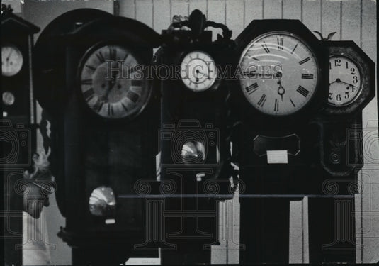 1972 Press Photo Row of clocks at Milwaukee Antique Show-Sale at Red Carpet Inn-Historic Images