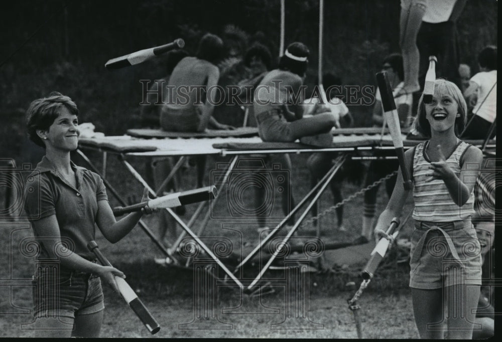 1976 Press Photo Student Jugglers Practice at Circus World Museum - Historic Images