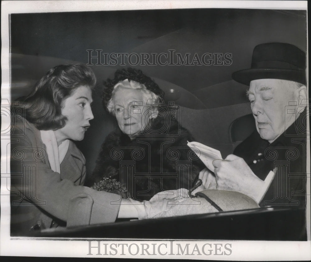 1960 Press Photo Sir Winston Churchill and family at London airport - mja72005-Historic Images