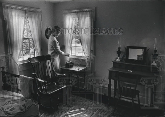 1972 Press Photo Mrs. George Banzhaf in the Benjamin Church House, Milwaukee-Historic Images