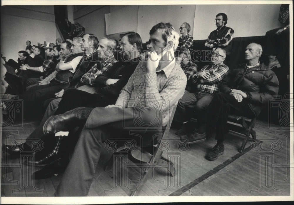 1984 Press Photo Concerned Chrysler Workers Listen to Union Attorney Loebel - Historic Images