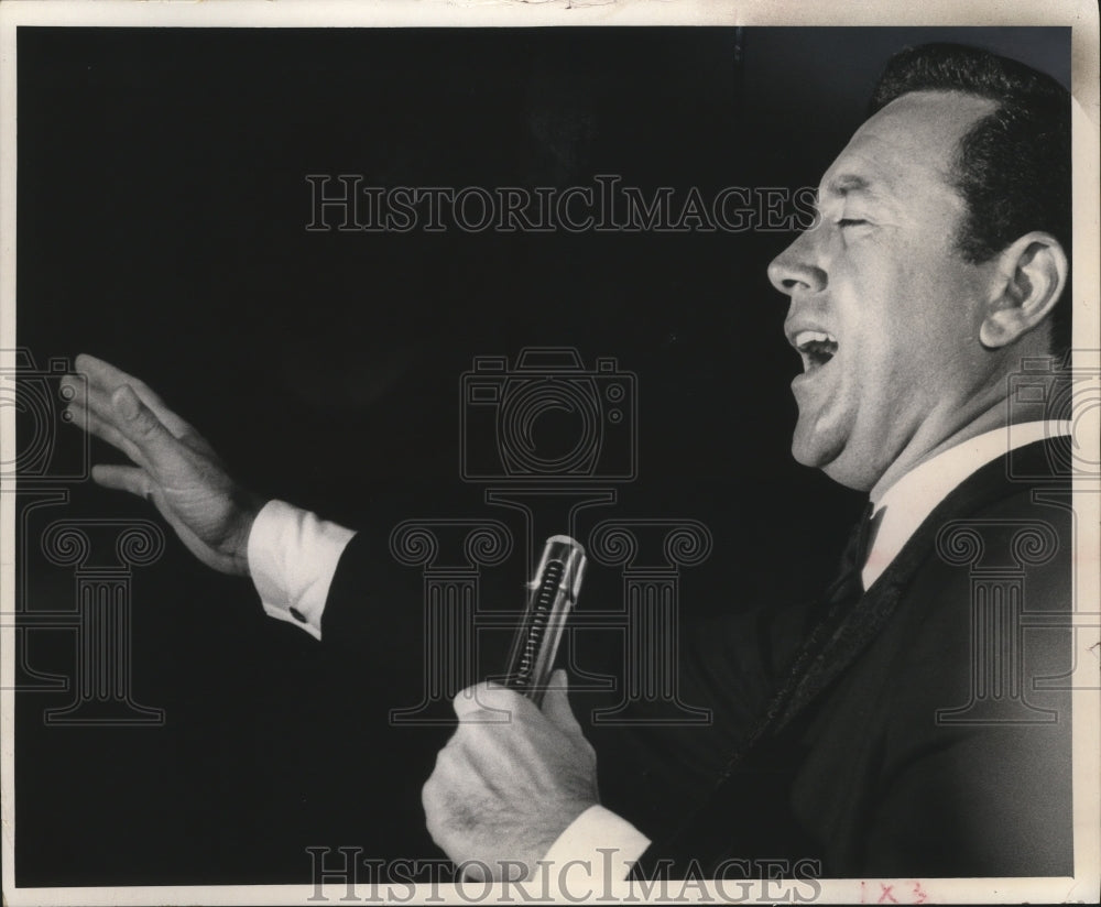 1965 Press Photo Vic Damone singing - Historic Images