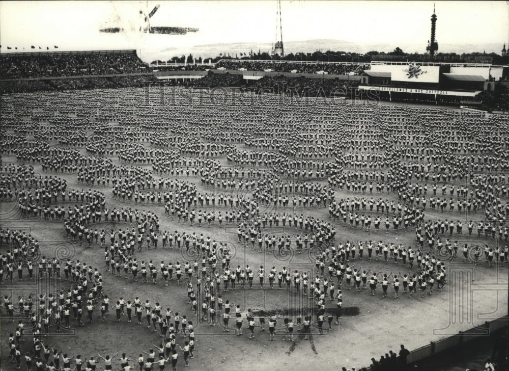 1965 Press Photo A huge playing field thongs with girl gymnasts in Spartakiade-Historic Images