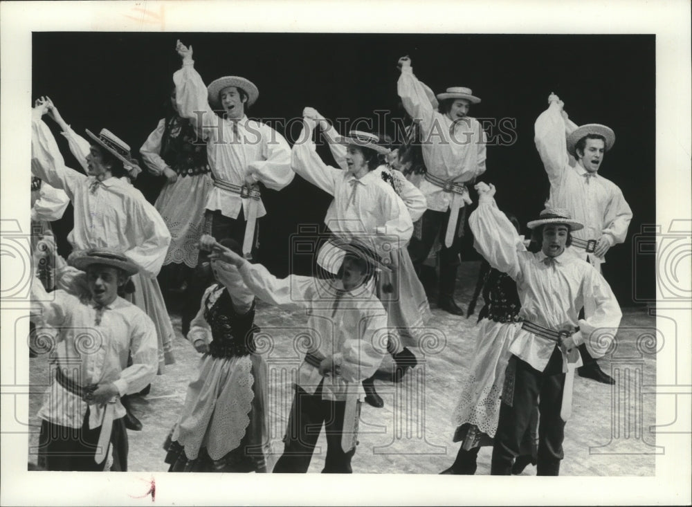 1975 Press Photo The &quot;Rzeszowiacy&quot; Polish Dance Group Performed - Historic Images