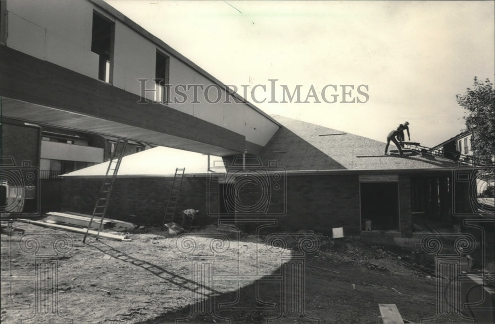 1984 Press Photo Skywalk connecting two buildings at Friendship Village - Historic Images